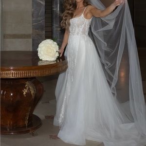 I am selling my Martina Liana wedding dress along with my veil & detachableskirt